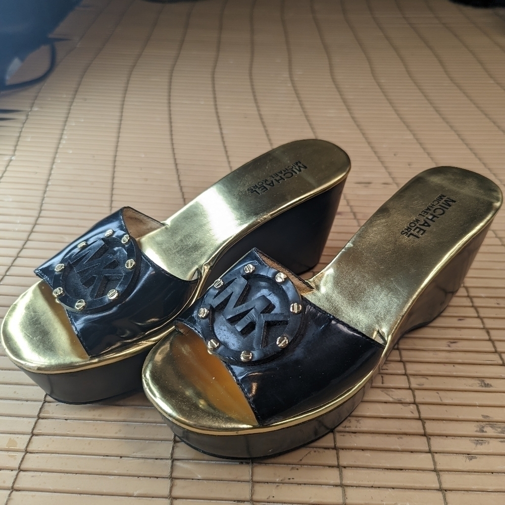 MICHAEL KORS "Montgomery" brass studs, big Logo Sandal Shiny Vachetta Patent Lea